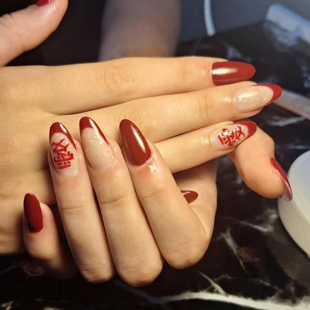 Unhas vermelho cereja com desenho à mão livre