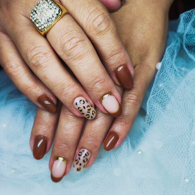 Unhas marrom chocolate com animal print e francesinha dourada