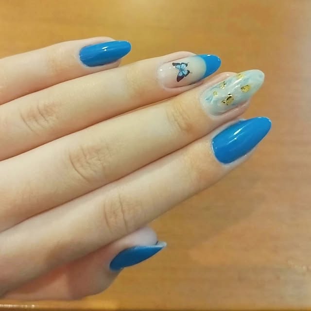 Unhas azuis com borboleta encapsulada e folha dourada