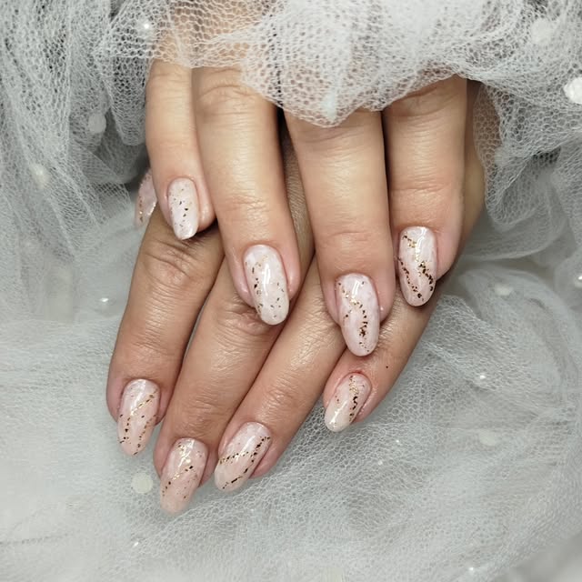 Unhas nude marmorizadas com folha dourada