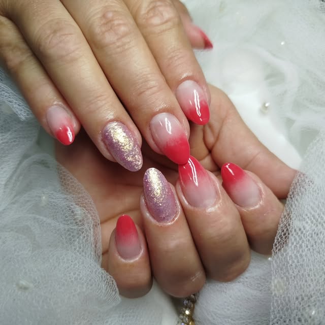 Unhas em degradê coral com glitter rosé