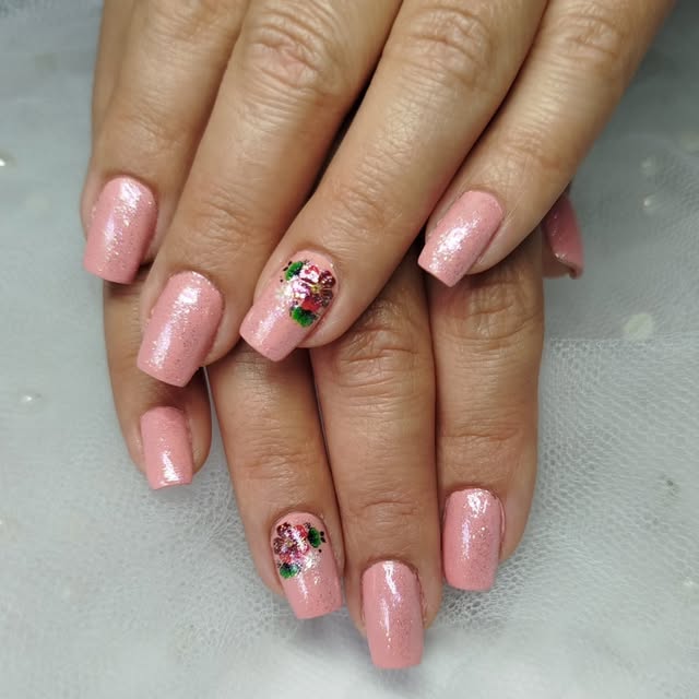 Unhas rosa com glitter e rosas pintadas à mão