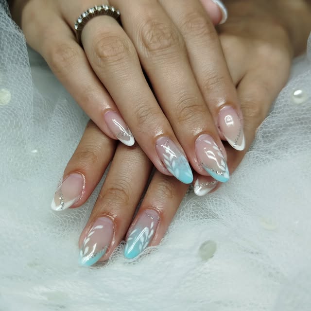 Francesinha azul candy com folhagem branca